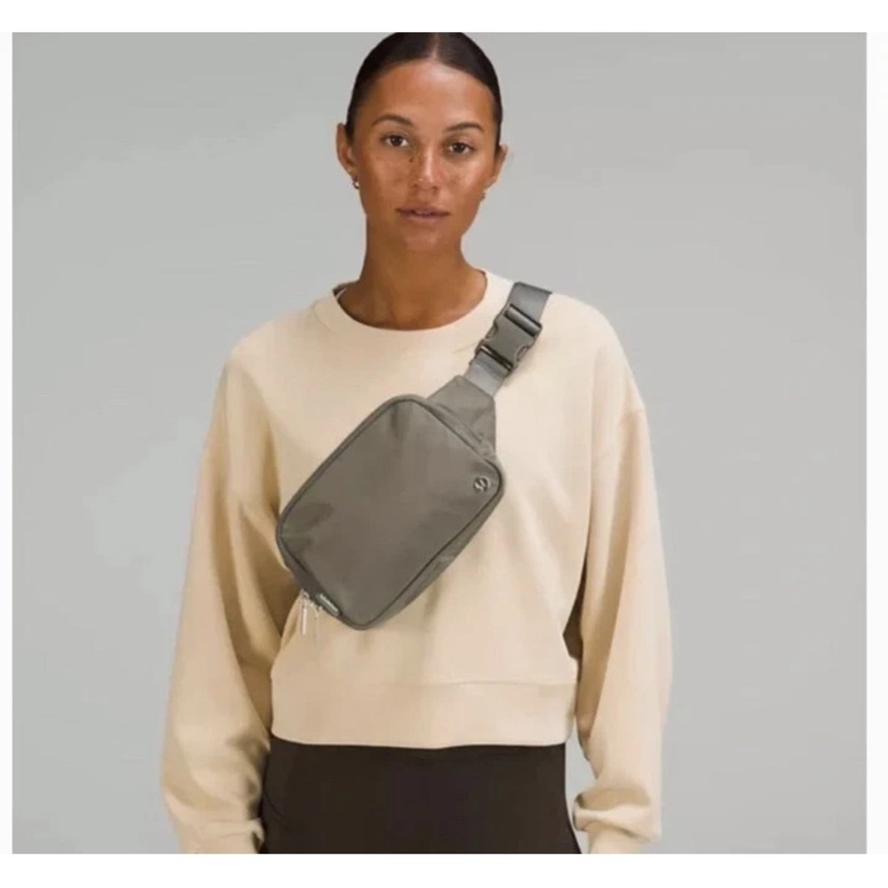 Lululemon everywhere Belt Bag 2L grey sage